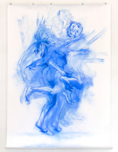 Joana und Heleen probieren für Jakob ringt mit dem Engel, nach Rembrandt, blaue Pastellkreide auf Zeichenkarton, 220 × 150 cm, 2021