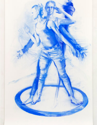 Valerie probiert für Nachrichtensprecherin / Captain Germany, nach Verena Kyselka, blaue Pastellkreide auf Zeichenkarton, 240 × 150 cm, 2022