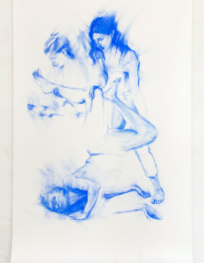 Joana und Heleen probieren für Timoclea stürzt einen Hauptmann Alexanders des Großen in einen Brunnen, nach Elisabetta Sirani, blaue Pastellkreide auf Zeichenkarton, 240 × 150 cm, 2022