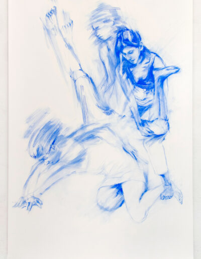 Joana und Heleen probieren für Timoclea stürzt einen Hauptmann Alexanders des Großen in einen Brunnen (2), nach Elisabetta Sirani, blaue Pastellkreide auf Zeichenkarton, 240 × 150 cm, 2022