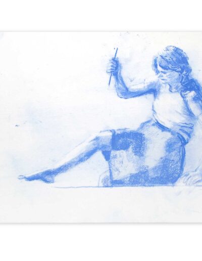 Katharina probiert für »Portia rammt sich ein Messer in den Oberschenkel« – nach Elisabetta Sirani, 30 x 40 cm, blaue Pastellkreide auf Zeichenkarton, 2024